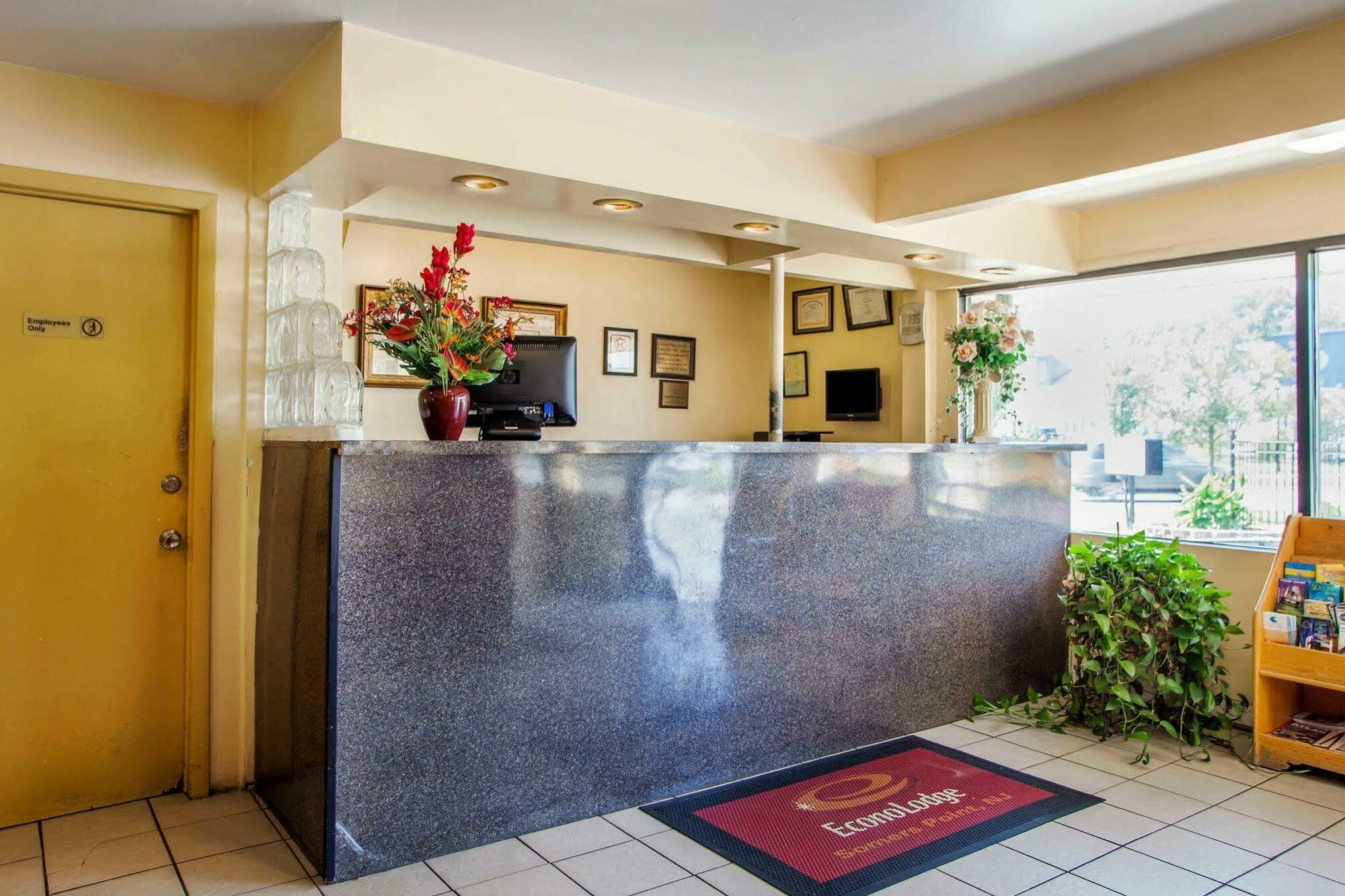 Econo Lodge *